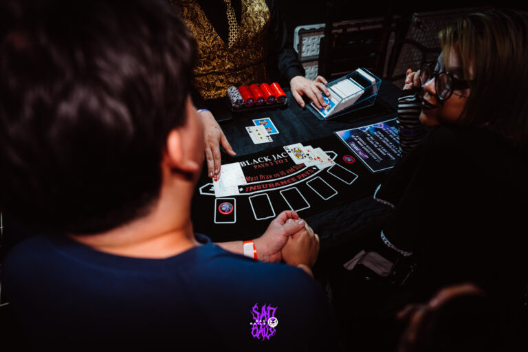 Jogadores na mesa de blackjack da festa — Sad Baile Joker, Halloween em São Paulo, 17/10/2026