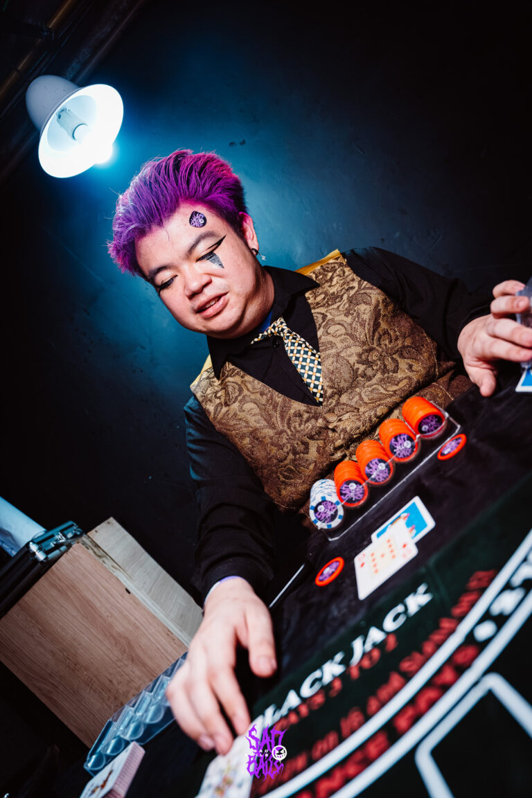 Mesa de blackjack com crupiê fantasiado — Sad Baile Joker, Halloween em São Paulo, 17/10/2026