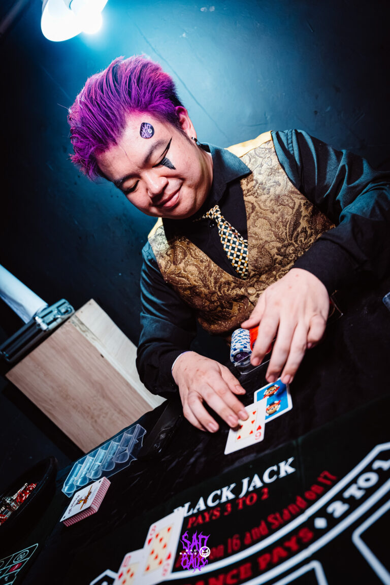 Crupiê confere as fichas na mesa — Sad Baile Joker, Halloween em São Paulo, 17/10/2026
