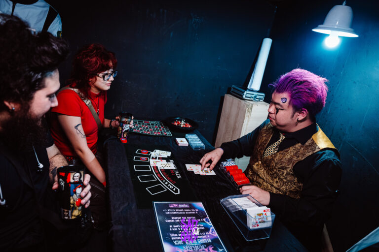 Partida de blackjack com o crupiê de cabelo roxo — Sad Baile Joker, Halloween em São Paulo, 17/10/2026