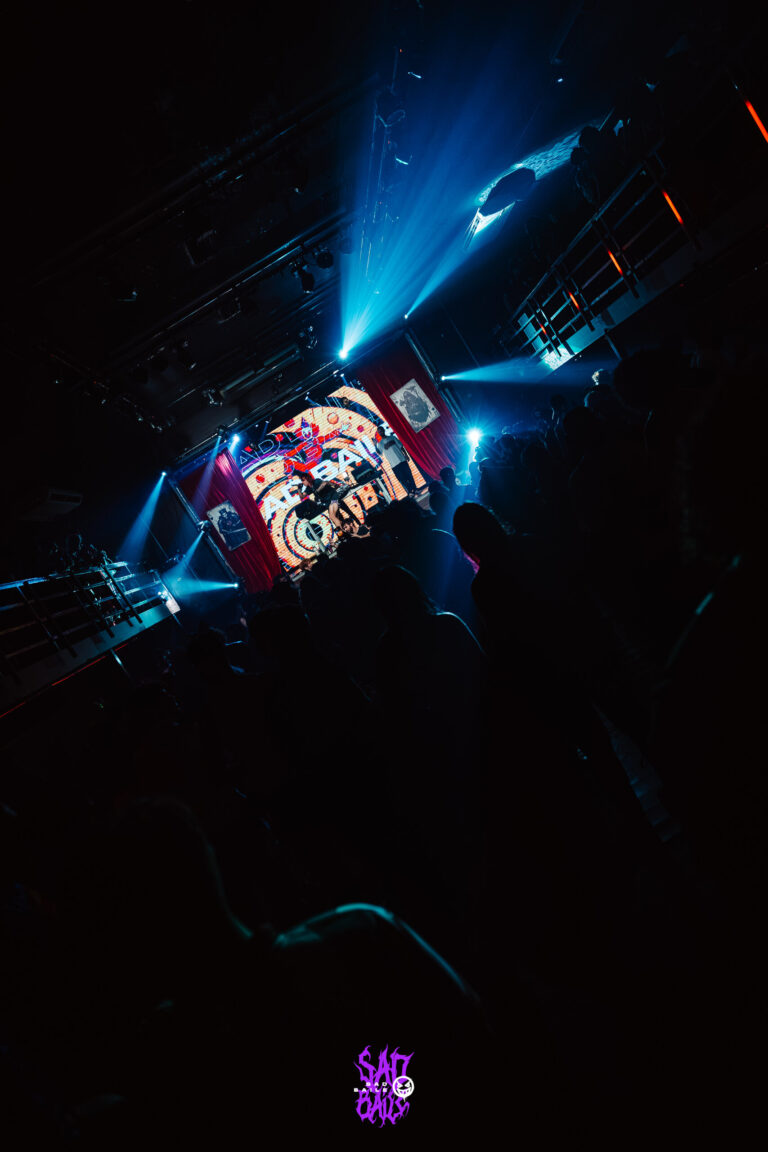 Artista no palco visto de cima entre luzes azuis — Sad Baile Joker, Halloween em São Paulo, 17/10/2026