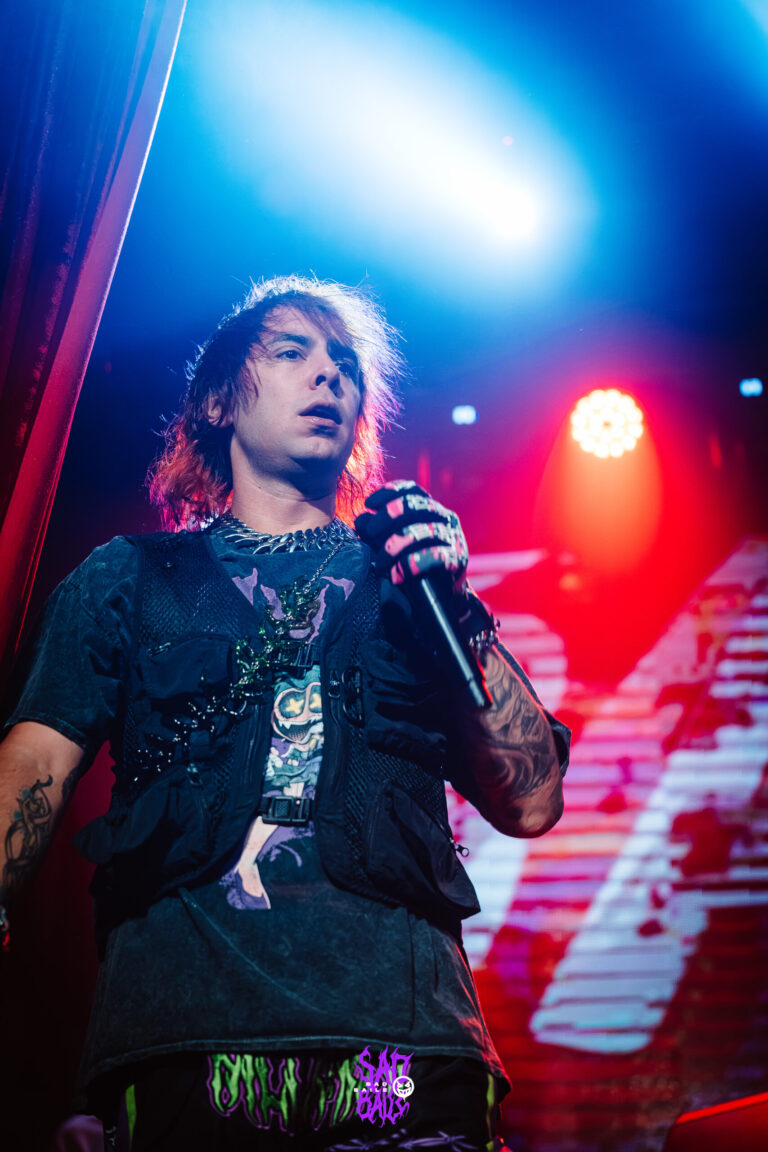 Artista de colete preto canta no palco — Sad Baile Joker, Halloween em São Paulo, 17/10/2026