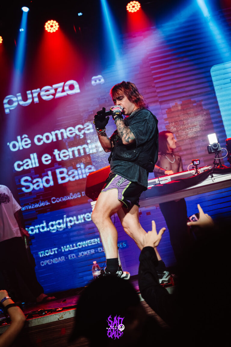 Artista canta diante do telão da Sad Baile — Sad Baile Joker, Halloween em São Paulo, 17/10/2026