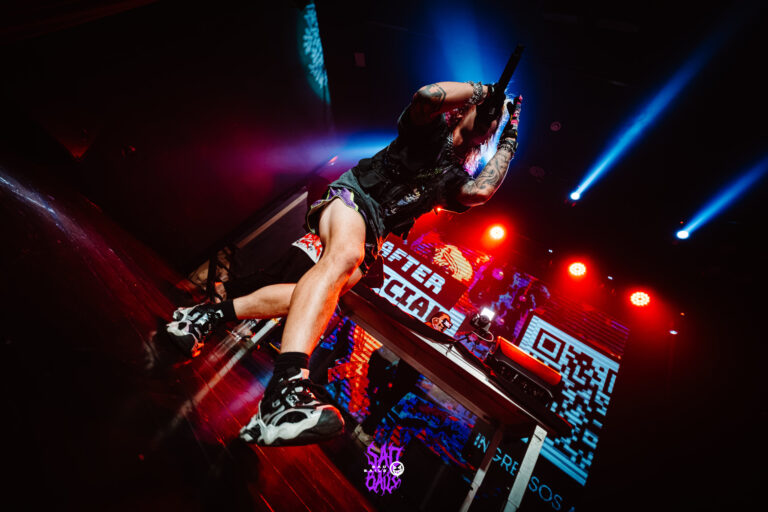 Artista em cima da mesa do DJ no palco — Sad Baile Joker, Halloween em São Paulo, 17/10/2026