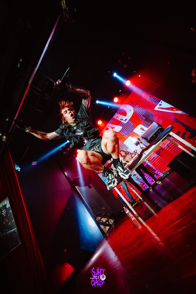 Show visto do alto com luzes vermelhas — Sad Baile Joker, Halloween em São Paulo, 17/10/2026