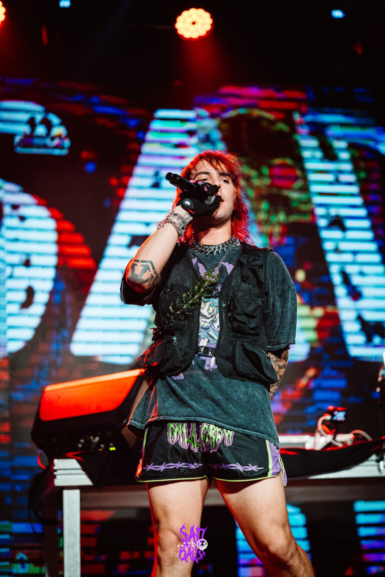 Artista canta com o letreiro Sad Baile ao fundo — Sad Baile Joker, Halloween em São Paulo, 17/10/2026