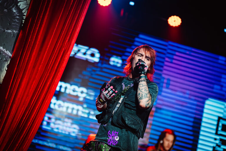 Show com cortina vermelha e telão azul — Sad Baile Joker, Halloween em São Paulo, 17/10/2026
