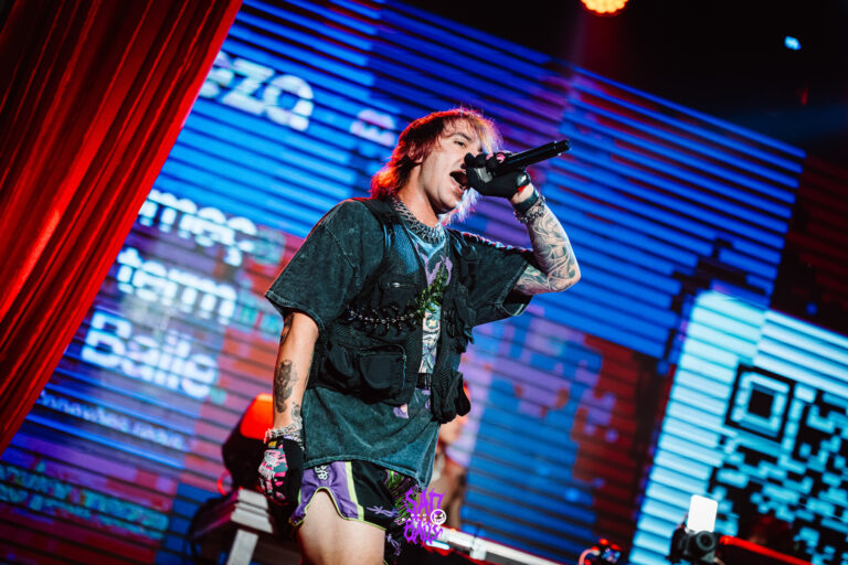 Artista canta com o telão da Sad Baile atrás — Sad Baile Joker, Halloween em São Paulo, 17/10/2026