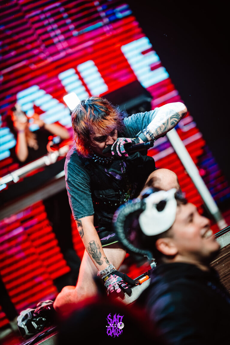 Artista no palco com fã mascarado em primeiro plano — Sad Baile Joker, Halloween em São Paulo, 17/10/2026