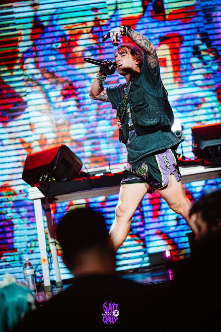 Artista e telão colorido no palco — Sad Baile Joker, Halloween em São Paulo, 17/10/2026