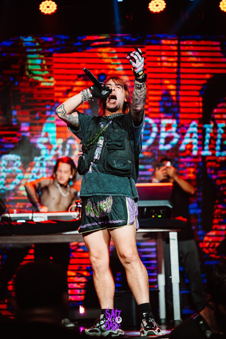 Artista canta com o nome Sad Baile no telão — Sad Baile Joker, Halloween em São Paulo, 17/10/2026