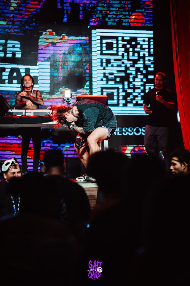 Público assiste ao show diante do telão com QR code — Sad Baile Joker, Halloween em São Paulo, 17/10/2026