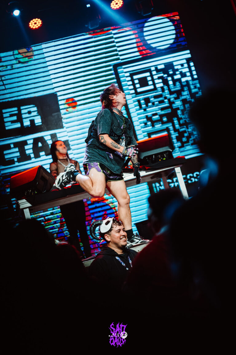Artista em cima da mesa com o público à frente — Sad Baile Joker, Halloween em São Paulo, 17/10/2026