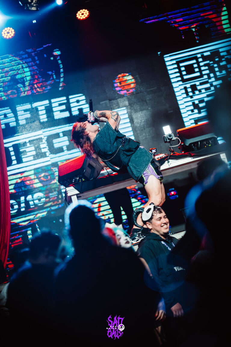 Artista no palco com o telão do after oficial — Sad Baile Joker, Halloween em São Paulo, 17/10/2026