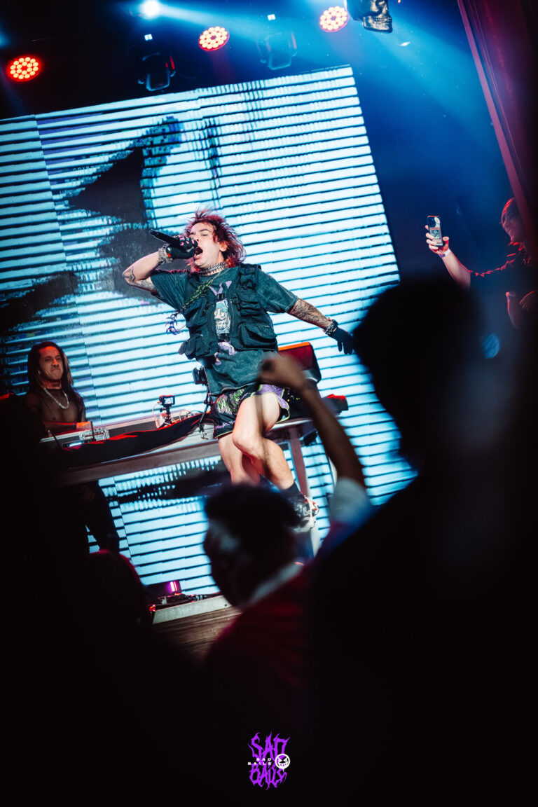 Artista pula no palco visto da plateia — Sad Baile Joker, Halloween em São Paulo, 17/10/2026