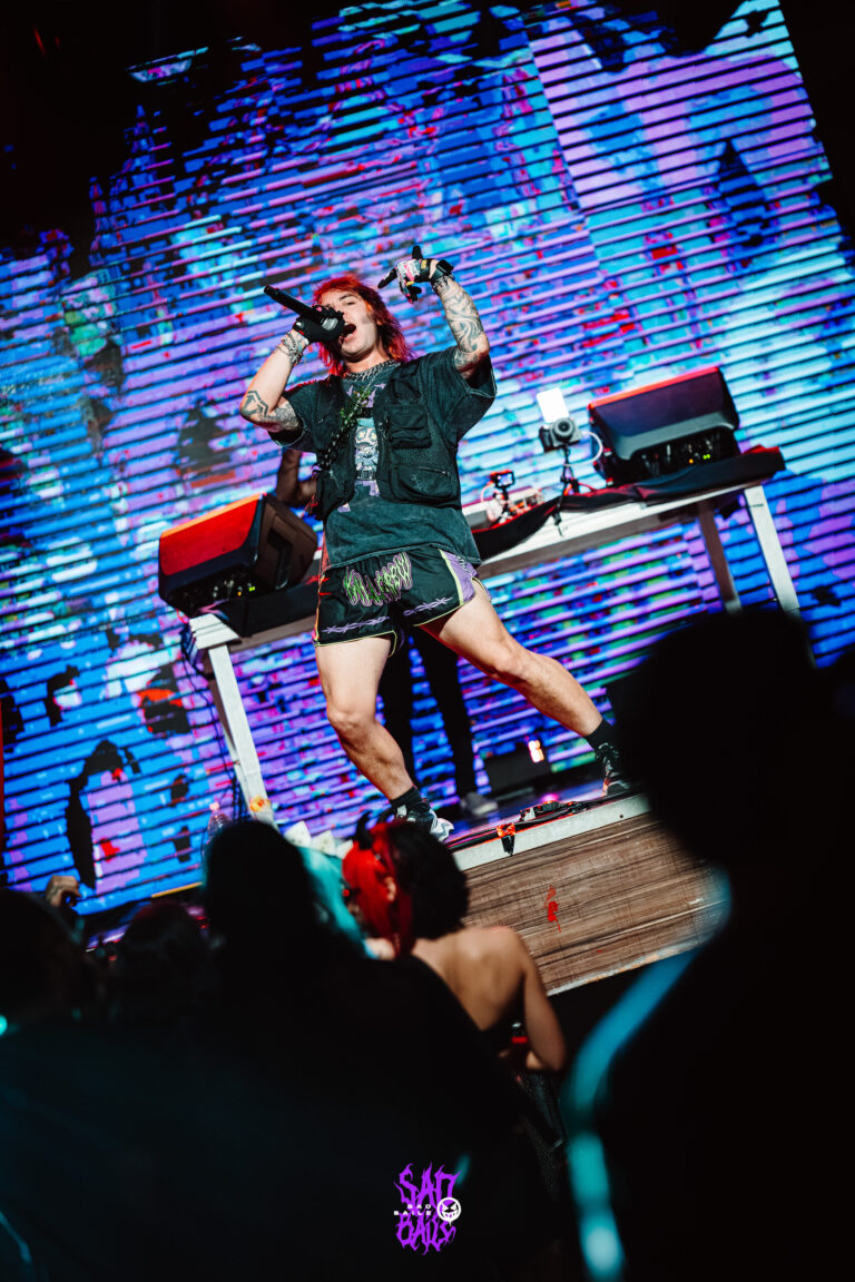Artista canta no palco com o público em primeiro plano — Sad Baile Joker, Halloween em São Paulo, 17/10/2026