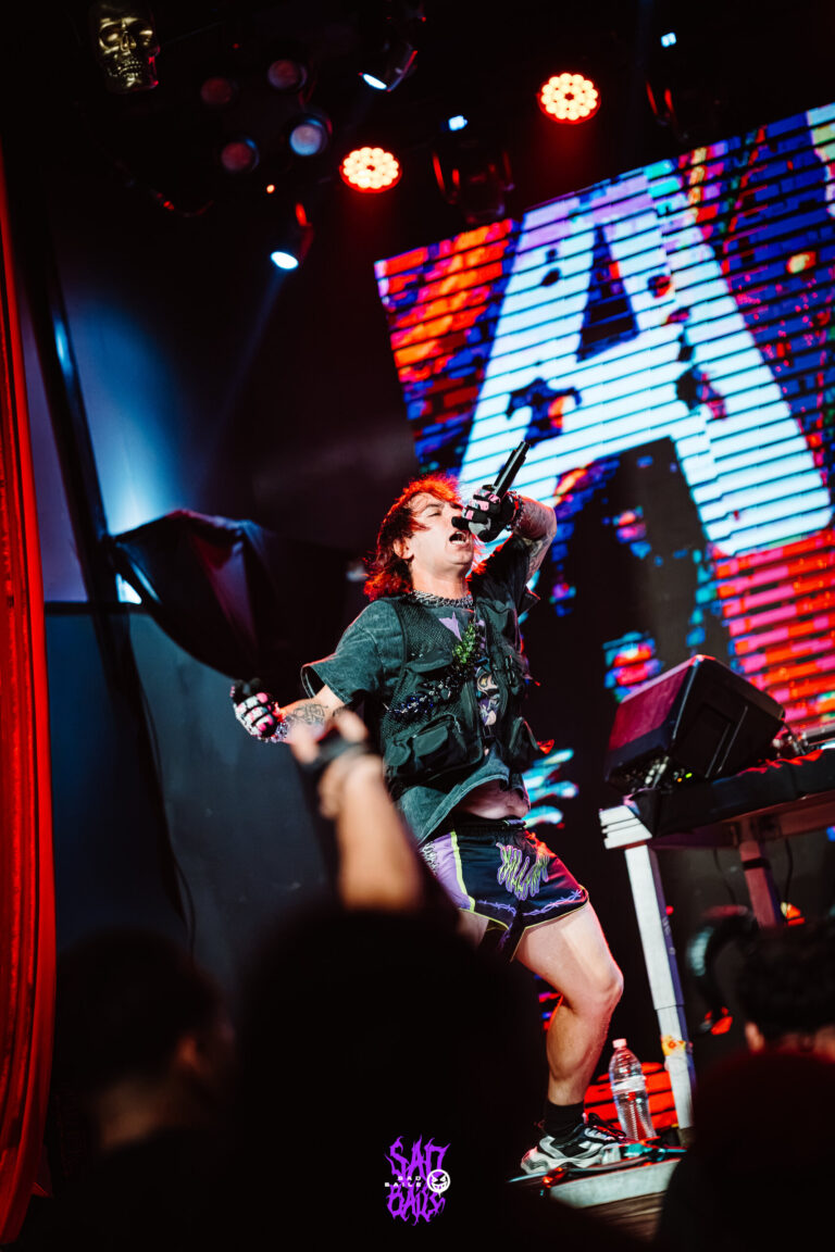 Artista pula diante do letreiro gigante — Sad Baile Joker, Halloween em São Paulo, 17/10/2026