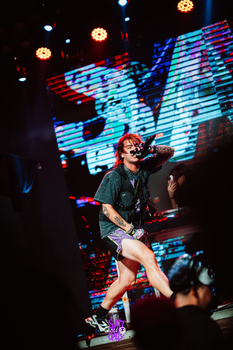 Artista no palco com as letras da Sad Baile ao fundo — Sad Baile Joker, Halloween em São Paulo, 17/10/2026