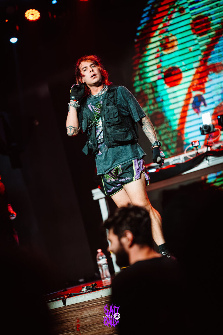 Artista no palco com fã em primeiro plano — Sad Baile Joker, Halloween em São Paulo, 17/10/2026