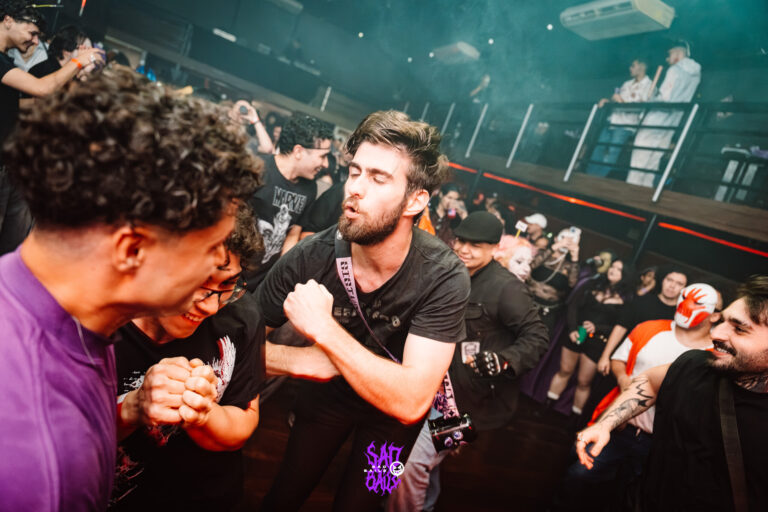 Público agitado na roda da pista — Sad Baile Joker, Halloween em São Paulo, 17/10/2026