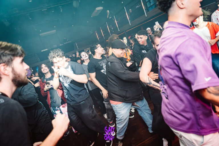 Roda de dança na pista com fumaça — Sad Baile Joker, Halloween em São Paulo, 17/10/2026
