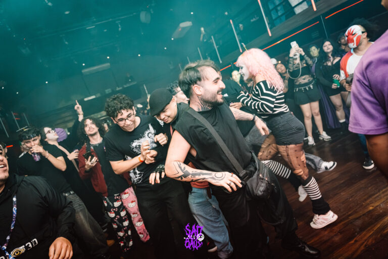 Público dança na pista com fumaça verde — Sad Baile Joker, Halloween em São Paulo, 17/10/2026