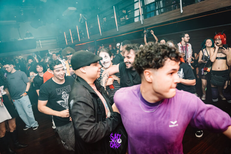 Galera agitando na roda da pista — Sad Baile Joker, Halloween em São Paulo, 17/10/2026