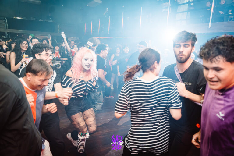 Pista lotada com luz e fumaça — Sad Baile Joker, Halloween em São Paulo, 17/10/2026