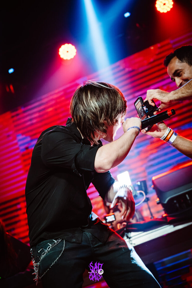 Cantor se inclina para a plateia — Sad Baile Joker, Halloween em São Paulo, 17/10/2026
