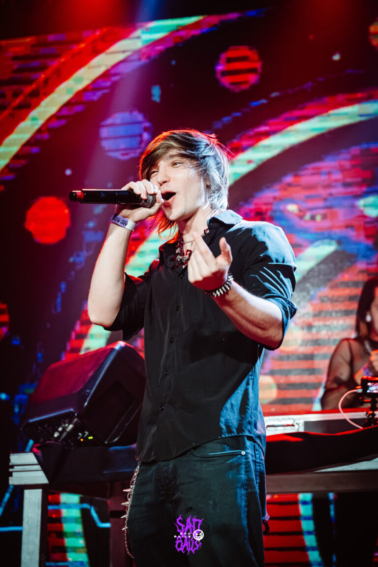 Cantor canta com o DJ ao fundo — Sad Baile Joker, Halloween em São Paulo, 17/10/2026