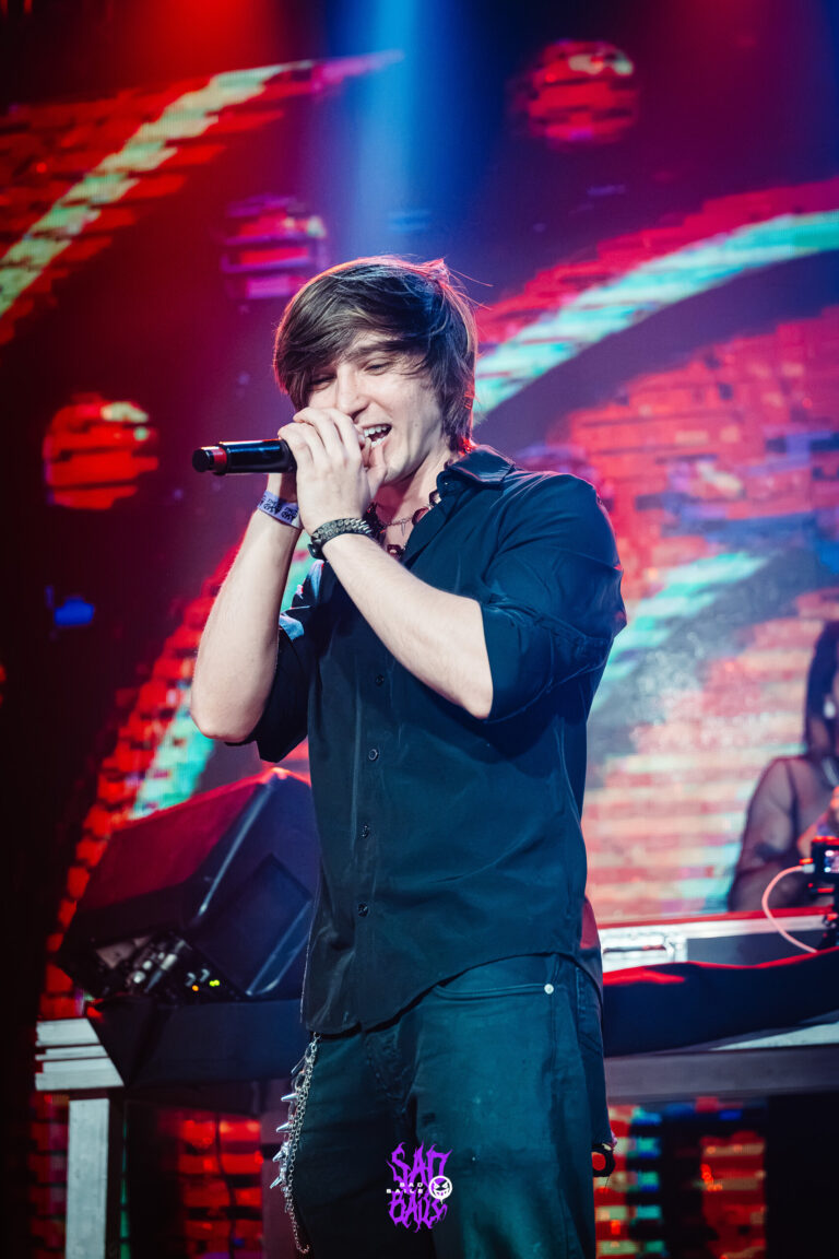 Cantor canta com uma mão no peito — Sad Baile Joker, Halloween em São Paulo, 17/10/2026