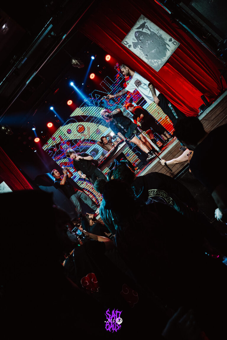Show visto de cima com cortinas vermelhas — Sad Baile Joker, Halloween em São Paulo, 17/10/2026