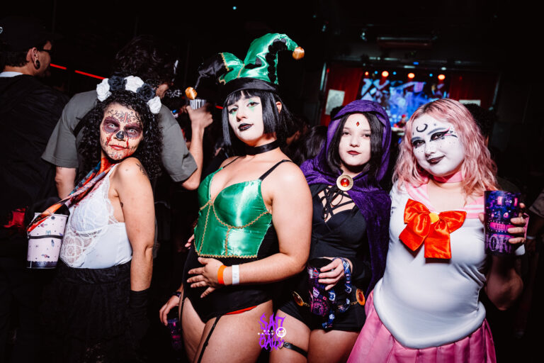 Grupo de amigas fantasiadas, uma de Sailor Moon — Sad Baile Joker, Halloween em São Paulo, 17/10/2026