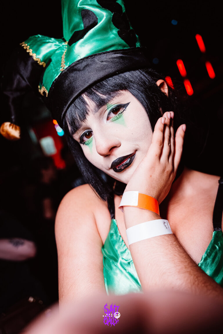 Garota de chapéu de bobo da corte verde e batom preto — Sad Baile Joker, Halloween em São Paulo, 17/10/2026