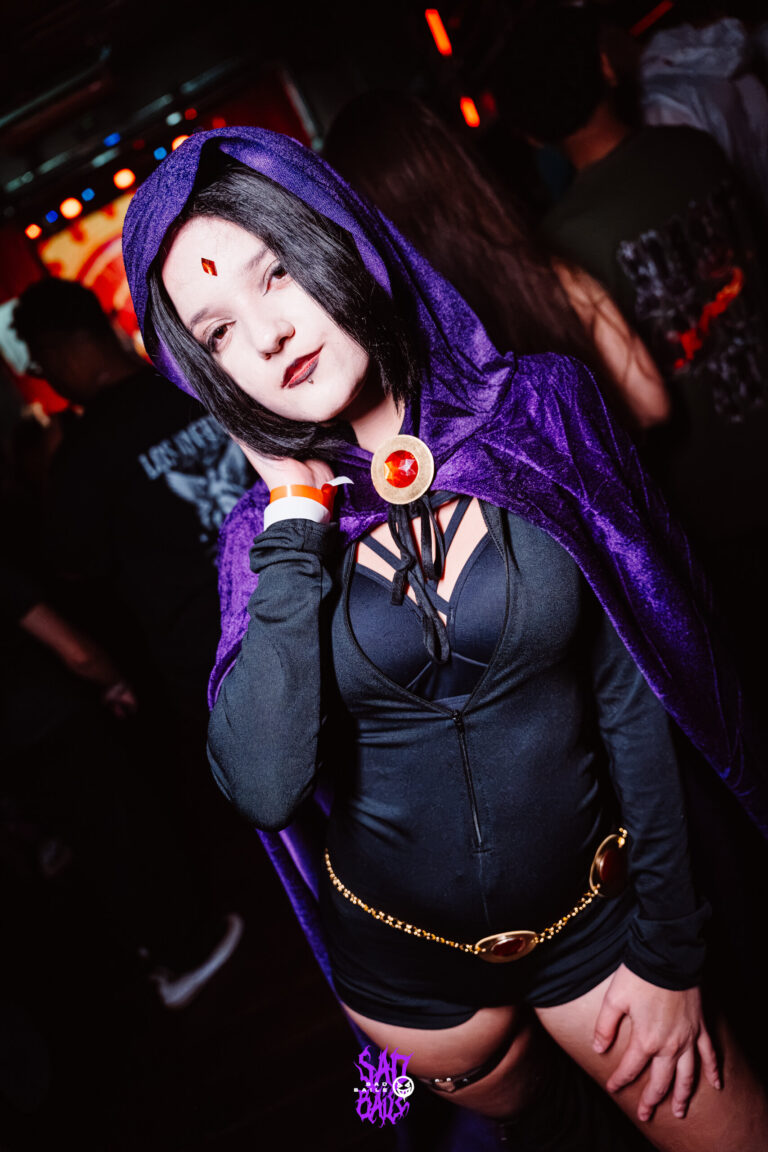 Fantasia de Ravena, dos Jovens Titãs, com capa roxa — Sad Baile Joker, Halloween em São Paulo, 17/10/2026