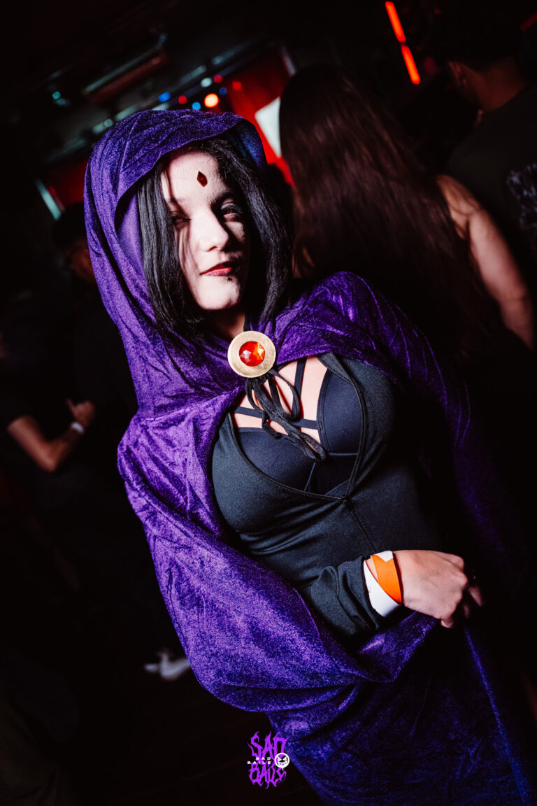 Ravena de capa roxa e joia na testa — Sad Baile Joker, Halloween em São Paulo, 17/10/2026