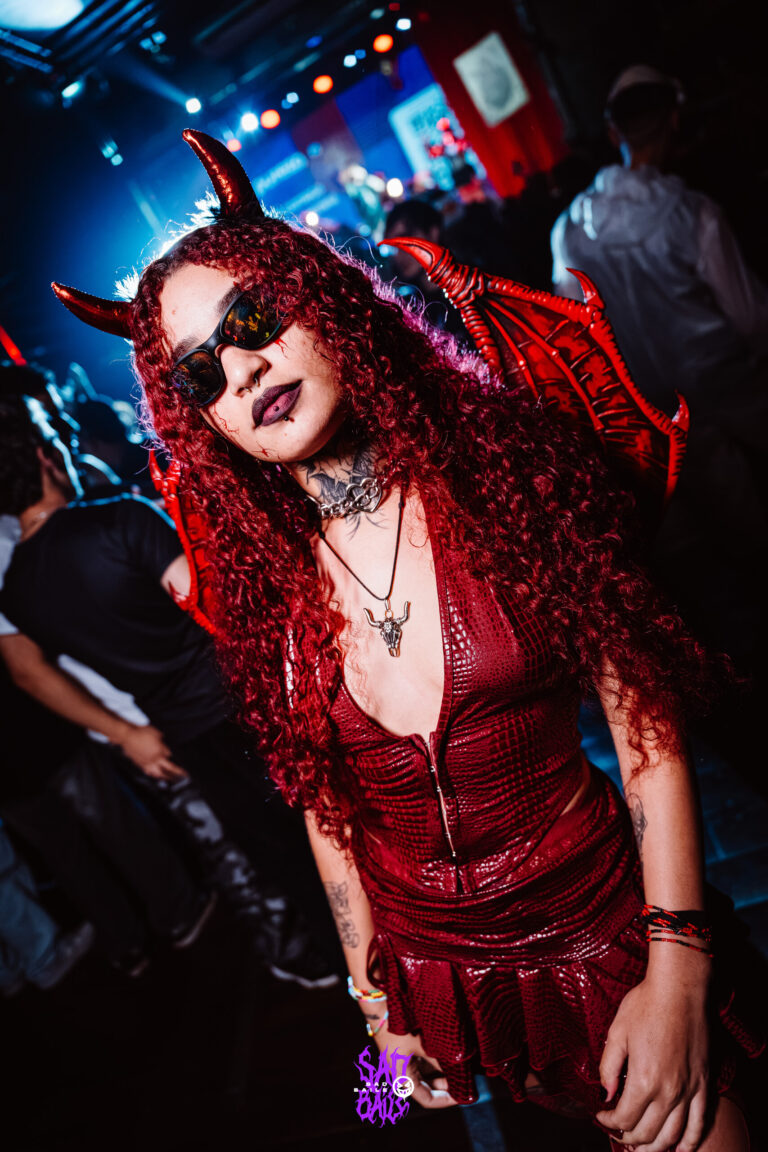 Fantasia de diaba com asas e chifres vermelhos — Sad Baile Joker, Halloween em São Paulo, 17/10/2026