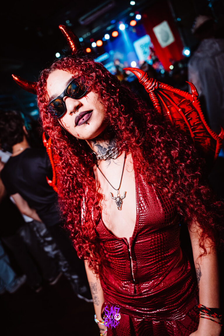Diaba de cabelo ruivo cacheado e óculos escuros — Sad Baile Joker, Halloween em São Paulo, 17/10/2026