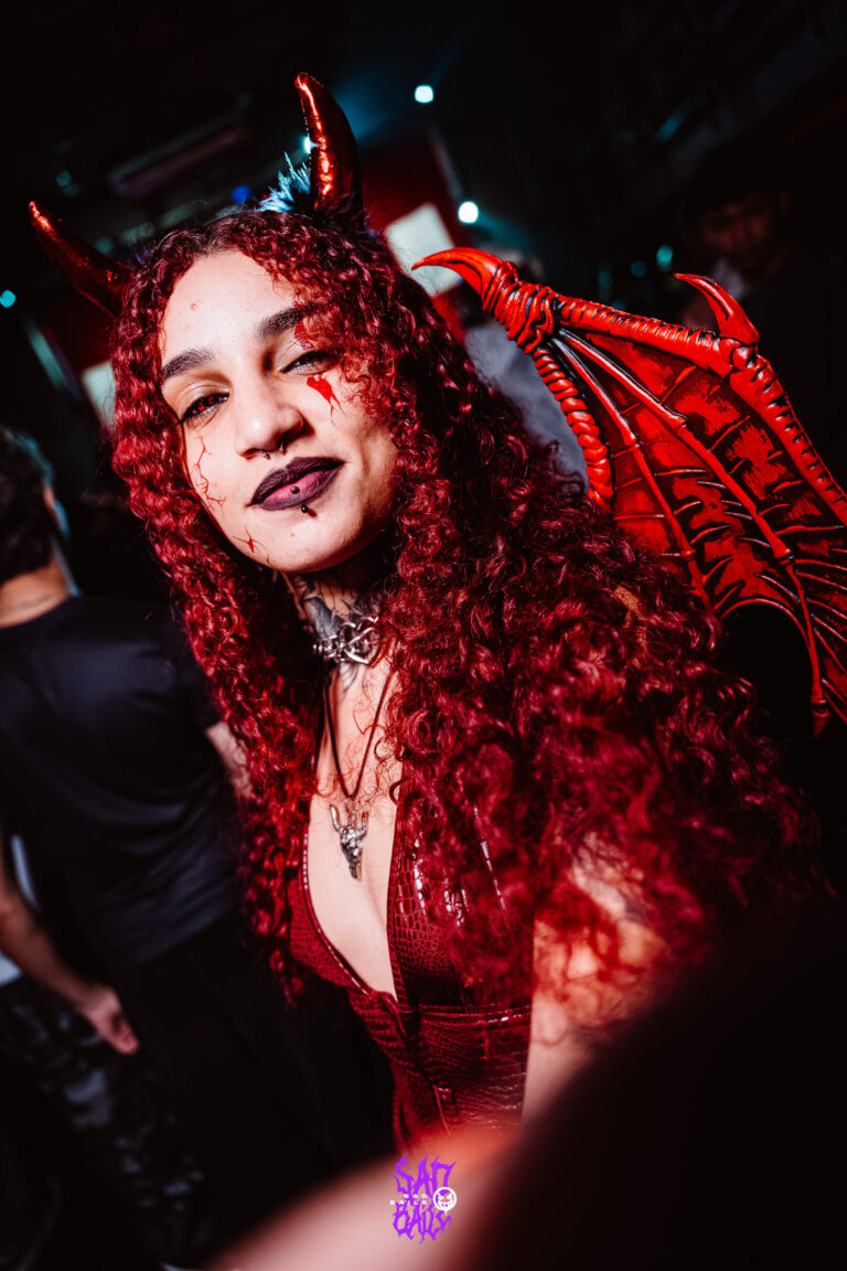 Fantasia de diaba de vestido vermelho na pista — Sad Baile Joker, Halloween em São Paulo, 17/10/2026