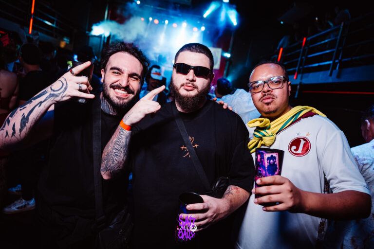 Três amigos posam na pista com copo Joker — Sad Baile Joker, Halloween em São Paulo, 17/10/2026