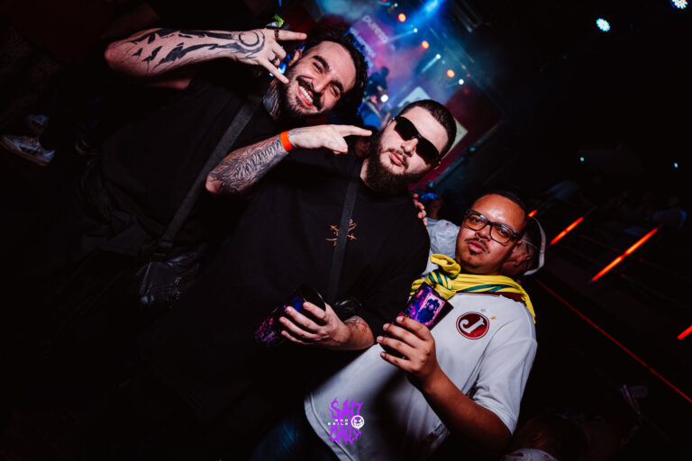 Amigos fazem pose sob luz azul — Sad Baile Joker, Halloween em São Paulo, 17/10/2026