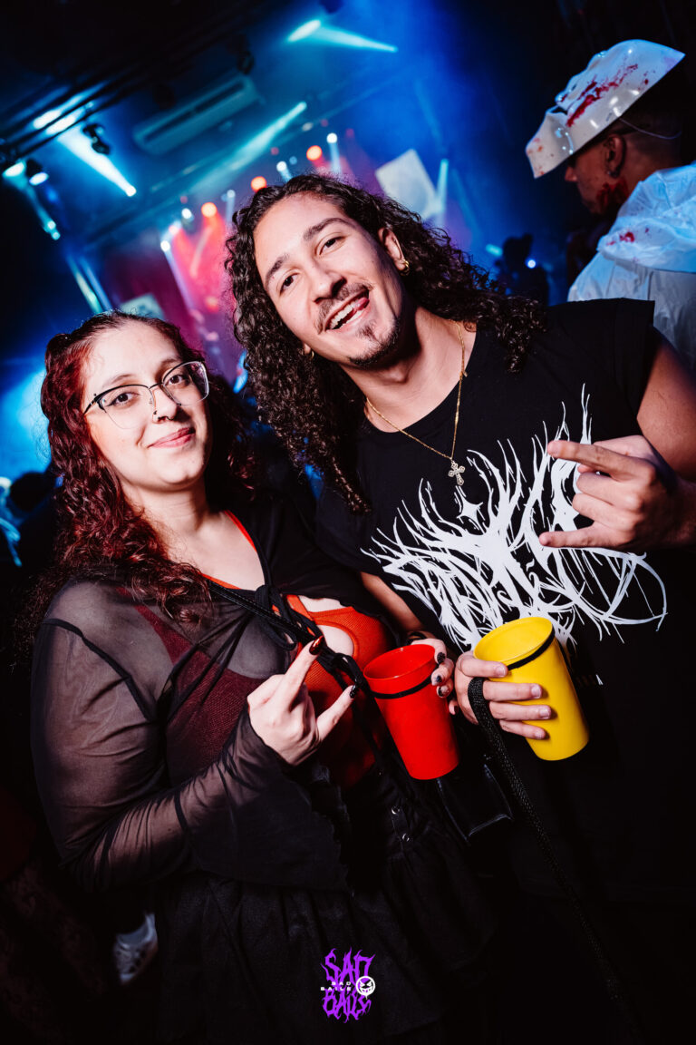 Casal brinda com copos coloridos na pista — Sad Baile Joker, Halloween em São Paulo, 17/10/2026