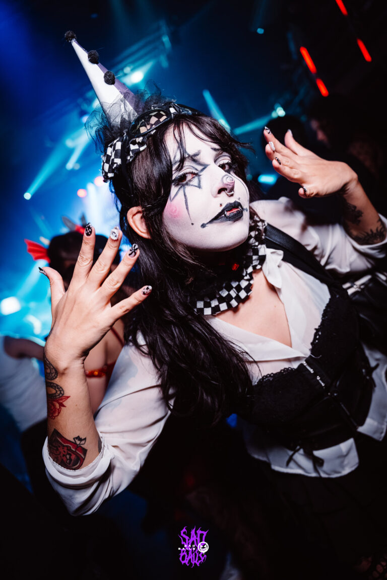 Fantasia de palhaça gótica com gola xadrez — Sad Baile Joker, Halloween em São Paulo, 17/10/2026
