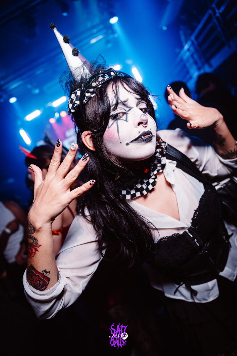 Palhaça de rosto pintado de branco faz pose — Sad Baile Joker, Halloween em São Paulo, 17/10/2026