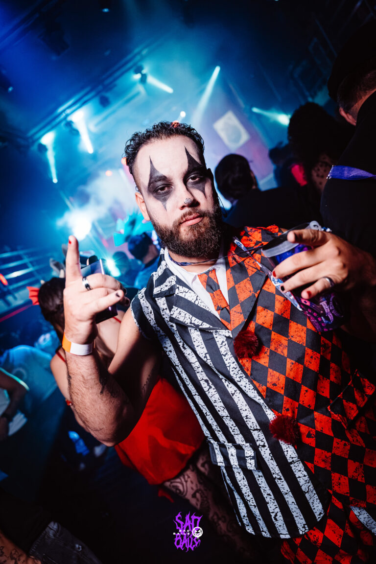 Fantasia de palhaço com terno listrado e losangos vermelhos — Sad Baile Joker, Halloween em São Paulo, 17/10/2026