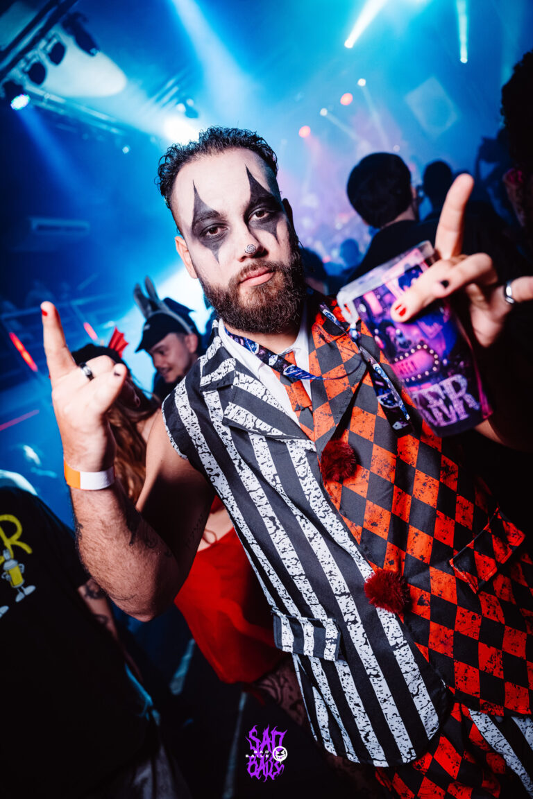 Rapaz de maquiagem de palhaço e terno listrado com copo Joker — Sad Baile Joker, Halloween em São Paulo, 17/10/2026