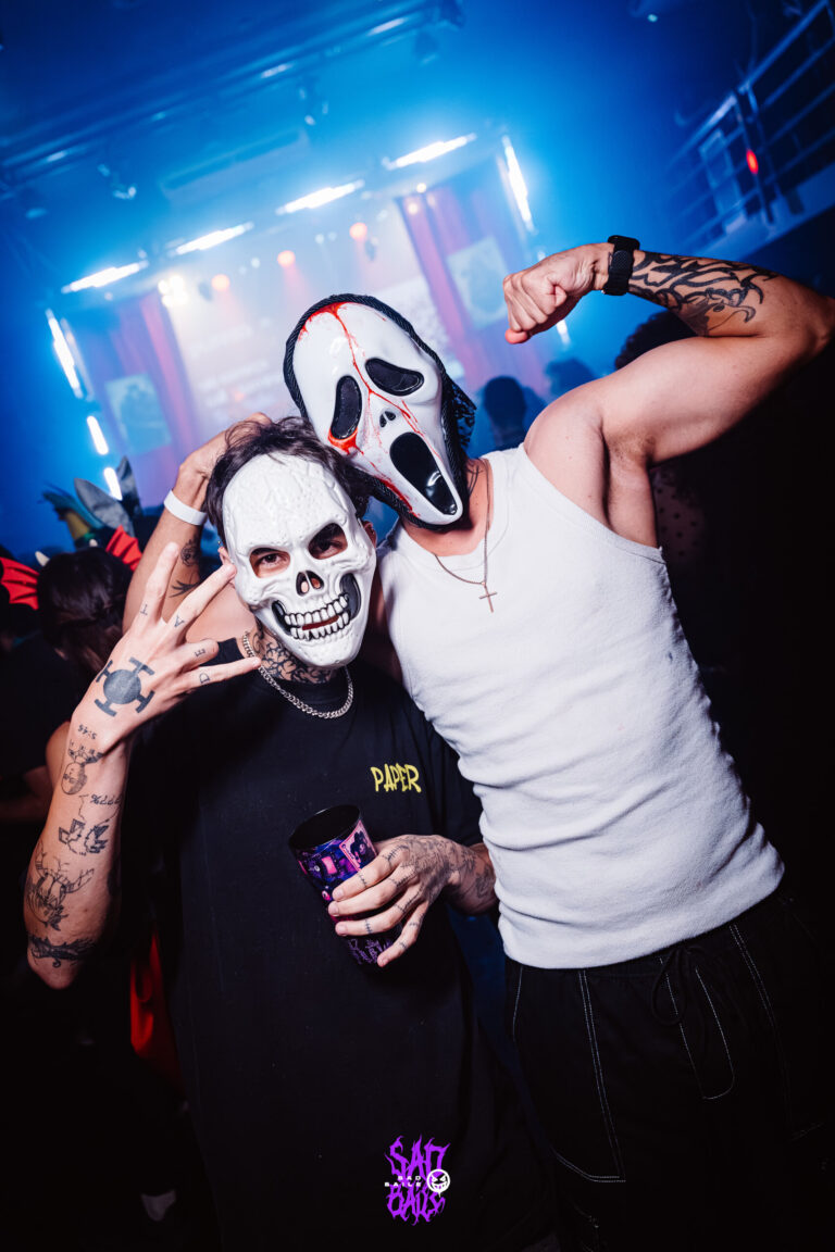Amigos com máscaras do Pânico e de caveira — Sad Baile Joker, Halloween em São Paulo, 17/10/2026