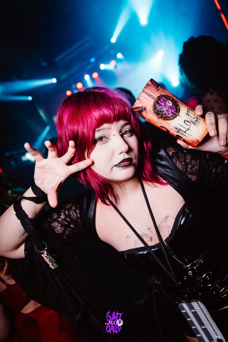Garota de cabelo rosa segura copo Joker — Sad Baile Joker, Halloween em São Paulo, 17/10/2026