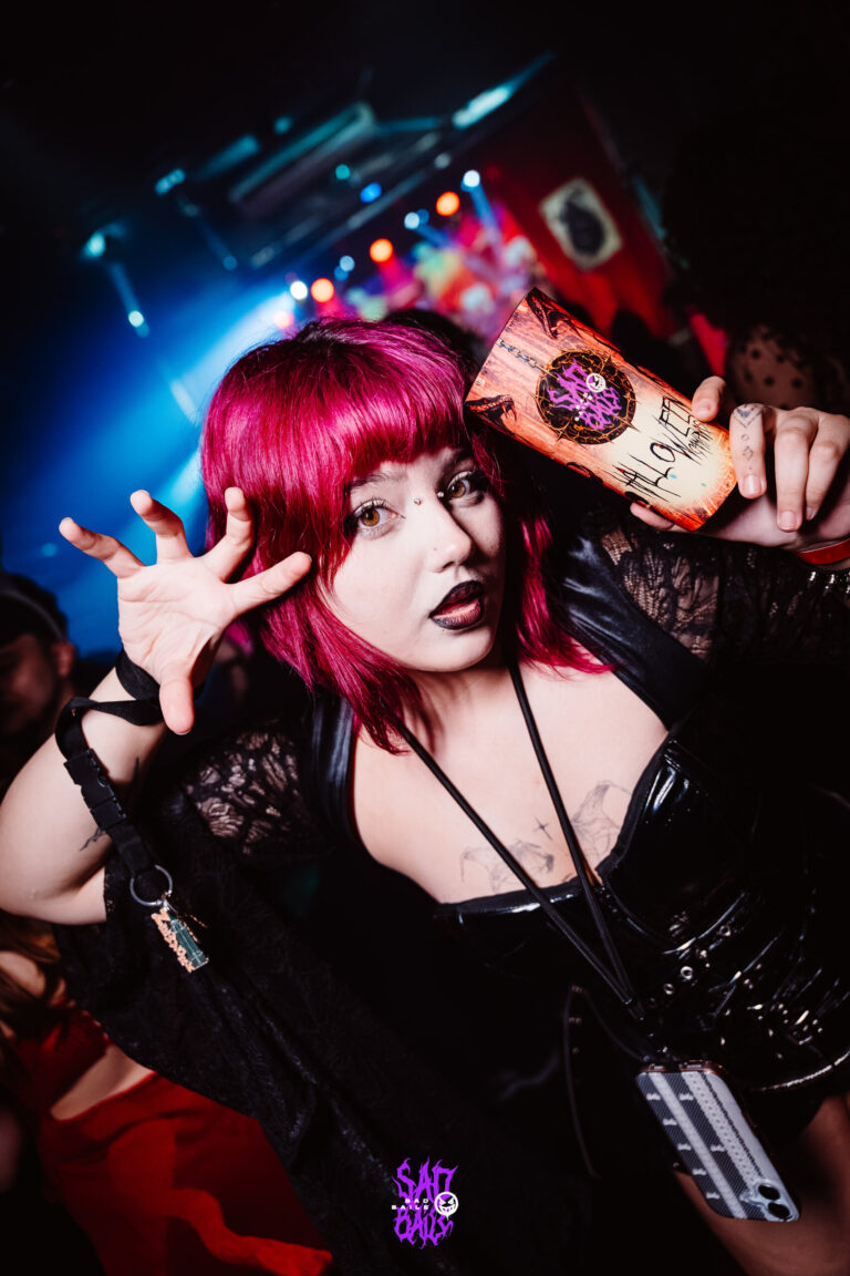 Garota de cabelo pink faz pose com copo — Sad Baile Joker, Halloween em São Paulo, 17/10/2026