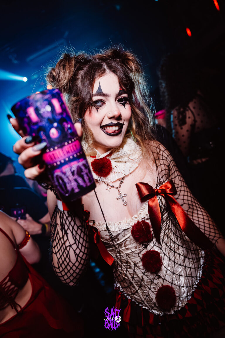 Boneca de pano com copo Joker e meia arrastão — Sad Baile Joker, Halloween em São Paulo, 17/10/2026